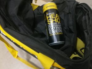 Headshot Energy Drink auf Dedicated Sporttasche